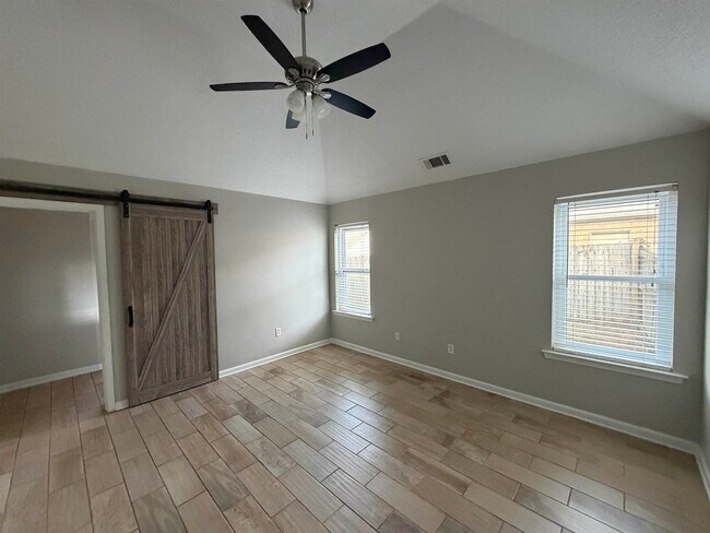 Building Photo - 270 Village Dr