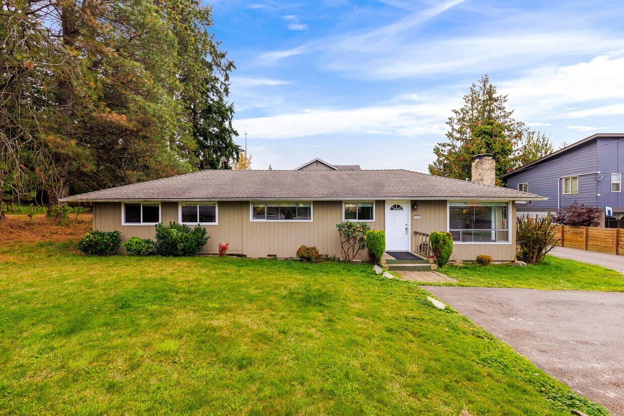 Primary Photo - Lynnwood 4 Bedroom Rambler - Huge Lot and ...