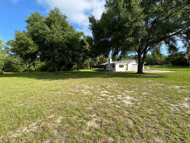 Building Photo - Beautiful Country Setting