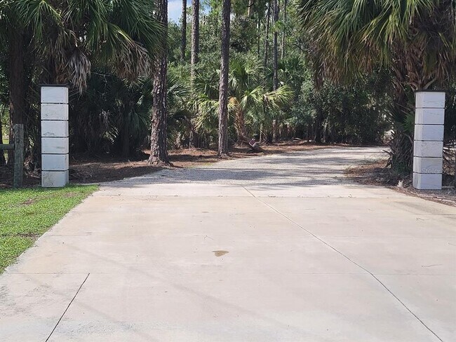 Foto del edificio - 8570 Tropicaire Blvd