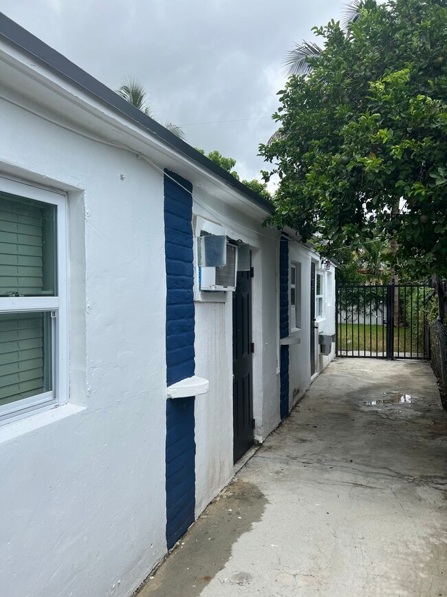 Foto del edificio - 323 NW 108th St