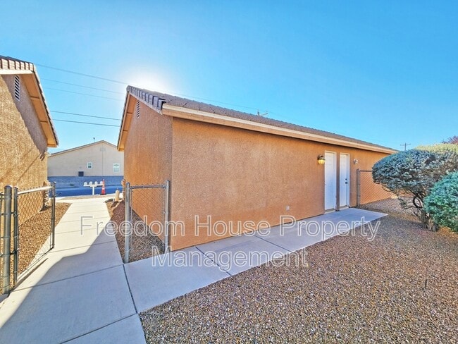 Building Photo - 1110 Red Butte St