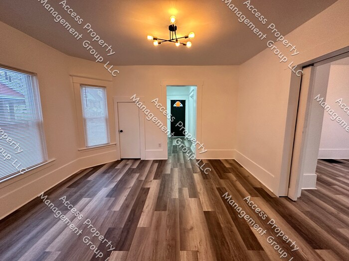Primary Photo - Just Outside Heritage Hill Updated 2 Bedroom