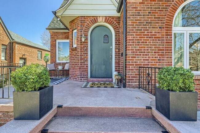 Foto del edificio - Available NOW! 4 Bedroom 2 Bath Beautiful Home in Denver!