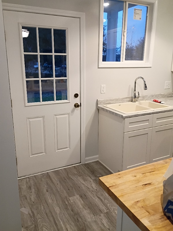 Building Photo - 121 Rose Lk Dr