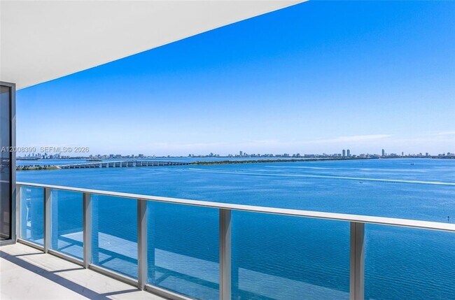 Foto del edificio - 700 NE 24th St