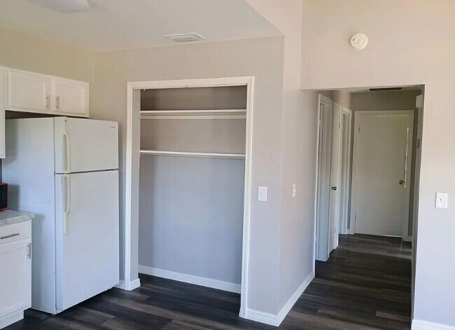 Building Photo - 483 N Briar Creek Point