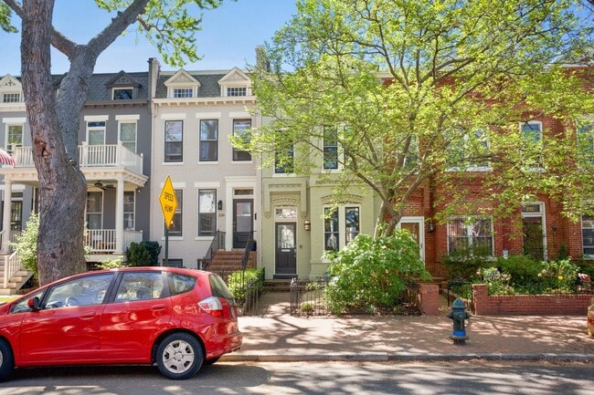 Building Photo - Available Now! // 3 Bedroom 2.5 Bathroom T...