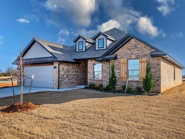 Foto del edificio - 4-Bed Home with Storm Shelter & 2-Car Garage in Mustang