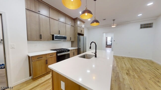 Foto del edificio - 155 Midland Ave