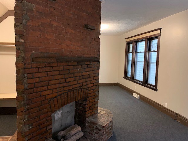 Building Photo - 879 Niagara St
