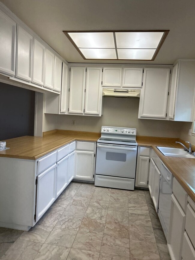 Foto del edificio - Desirable 3 bedroom 2 bath condo