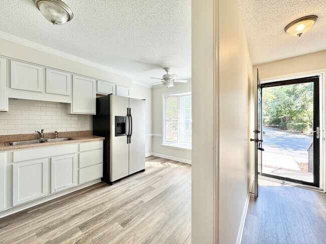 Foto del edificio - 2 Bedroom Townhome in NW Greensboro near parks and Greenway