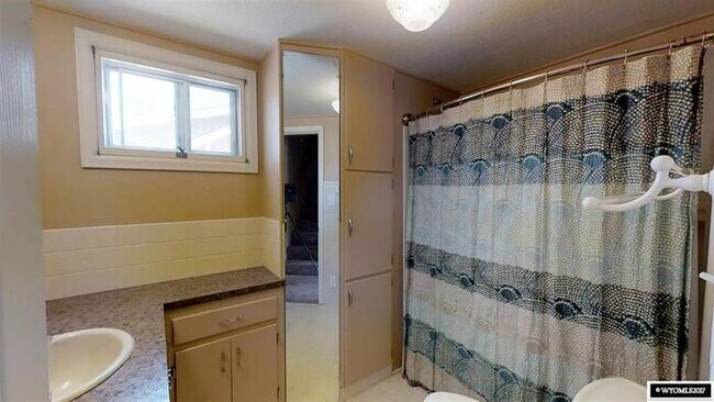 Building Photo - 3 bed, 1 bath Home For Rent