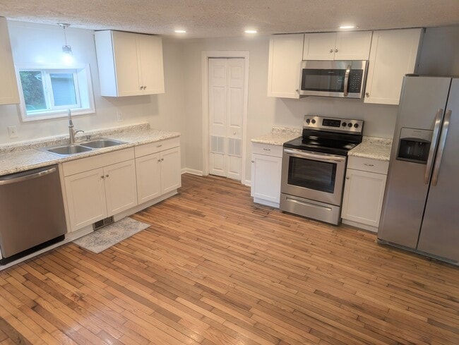 Building Photo - 447 Toytown Rd
