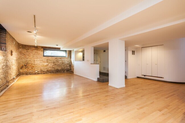 Foto del edificio - 1427 N Hoyne Ave