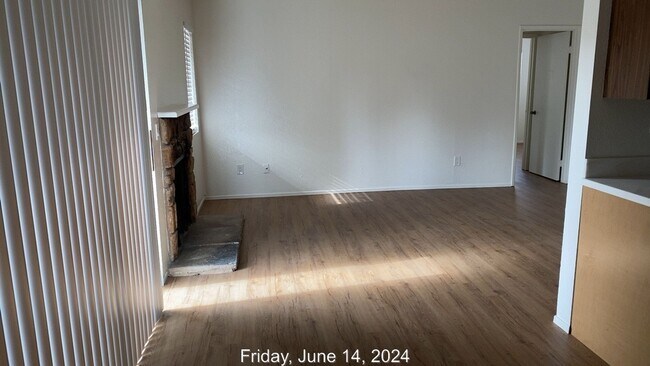 Building Photo - 2 Bed/1.5 Bath Updated Condo Near SMART/Hw...