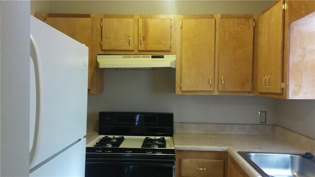 Building Photo - 6990 Oakhill Cir
