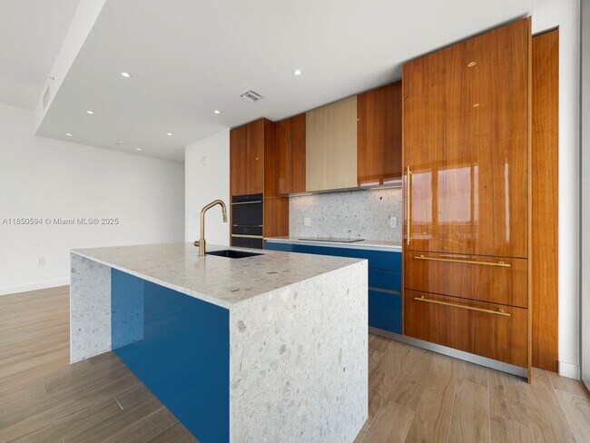 Foto del edificio - 2678 Tigertail Ave