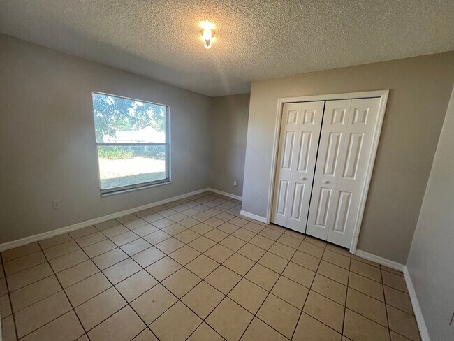 Building Photo - Remodeled Corner Lot Duplex