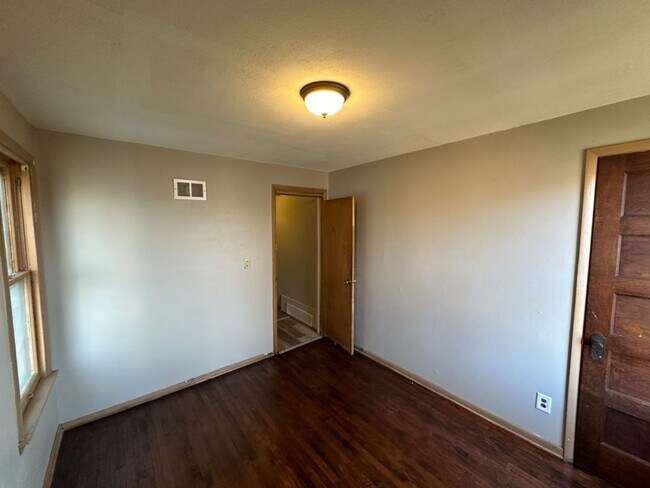 Building Photo - 3 Bedroom Single Family
