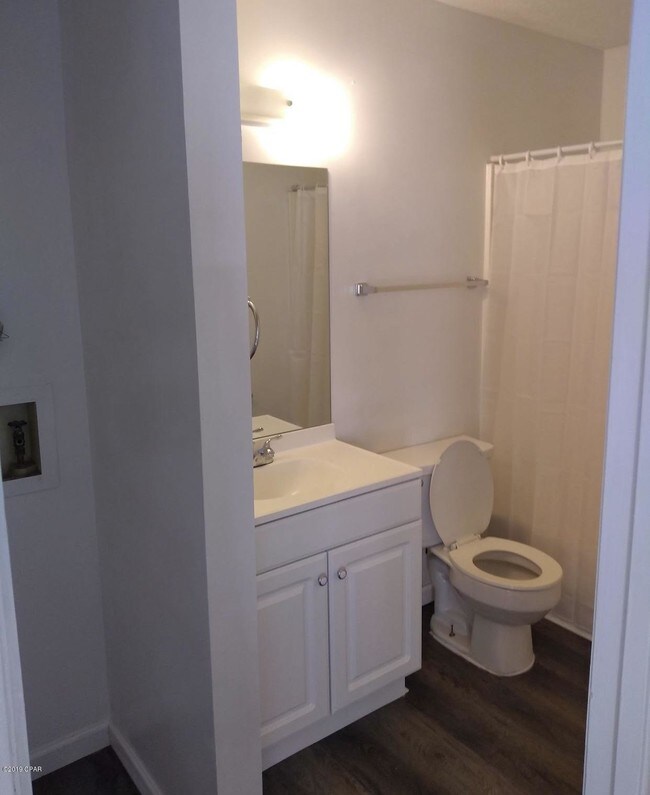 Foto del edificio - 901 Russ Lake Dr