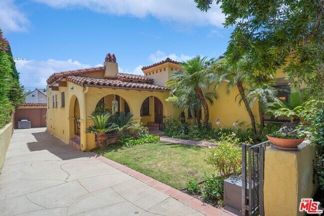 Building Photo - 10762 Wellworth Ave