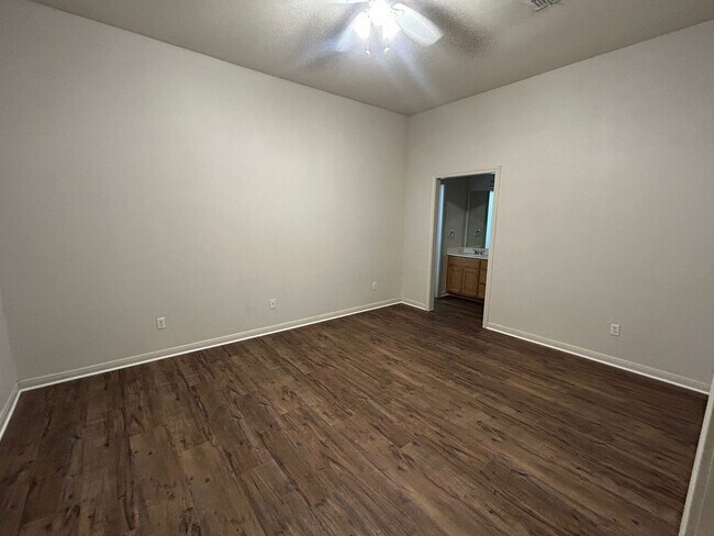 Building Photo - 10100 Valencia Dr
