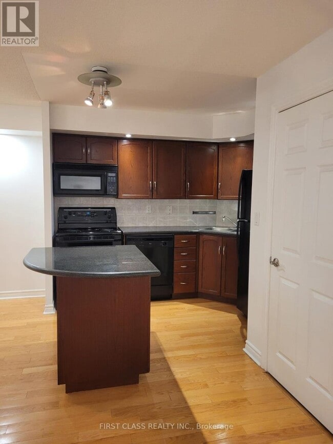 Building Photo - 270 Wellington St W