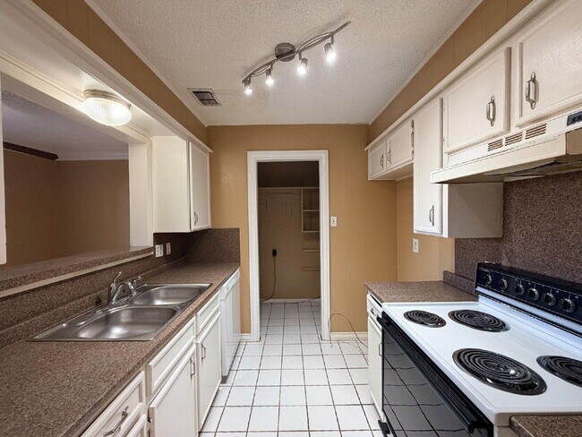 Building Photo - 2327 33rd St