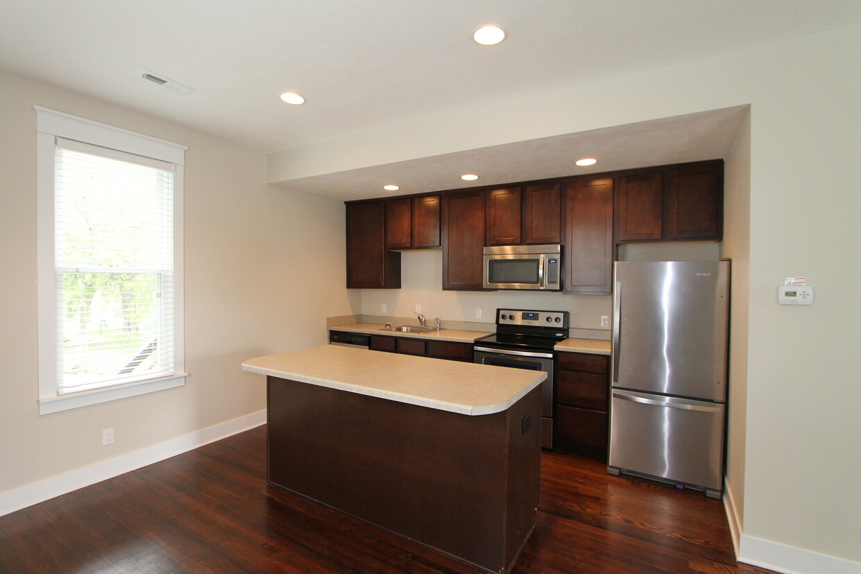 Foto principal - Three Bedroom Home - Big, Beautiful & New!...