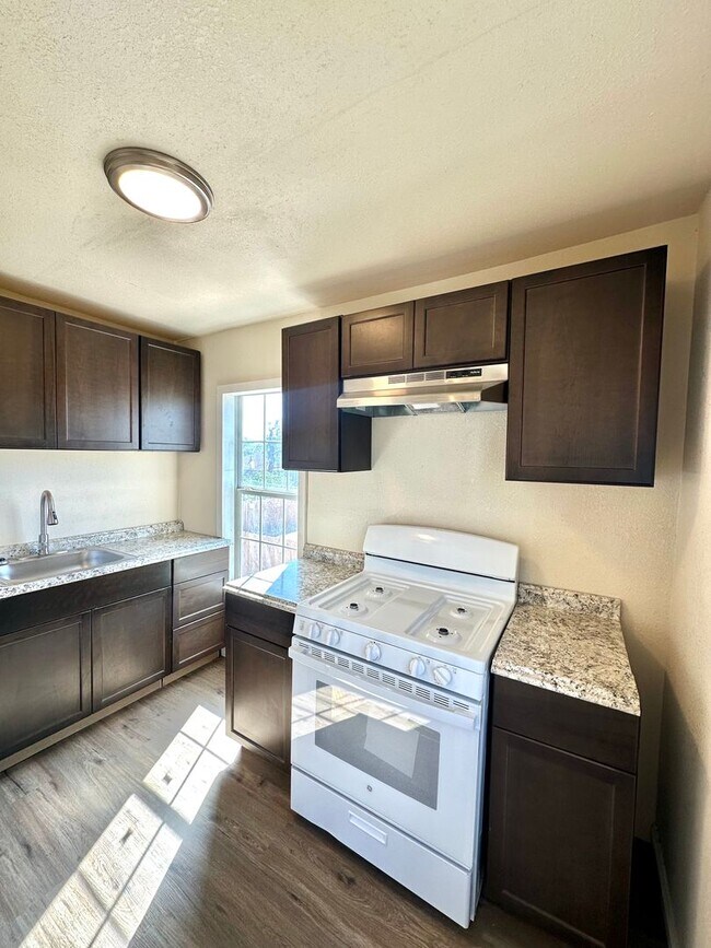 Foto del edificio - COMING AUGUST 2025 - Remodeled 1 Bedroom A...