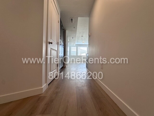 Building Photo - Move-in special: $500 off First months rent