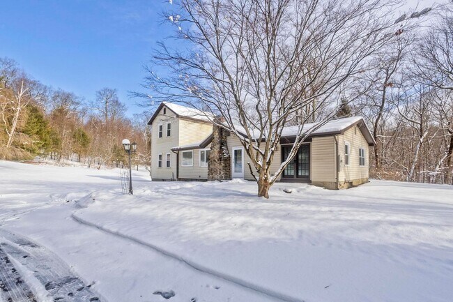 Foto del edificio - Private 3-Bedroom Single-Family Rental on 10+ Acres - Available for June 1st!