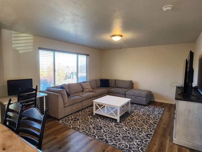 Building Photo - Great 5 Bed 2.5 Bath Home Newly Remodeled