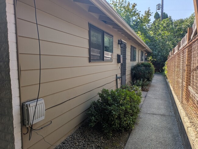 Building Photo - 4525 SE 30th Ave