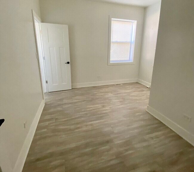 Foto del edificio - 323 N Homan Ave.