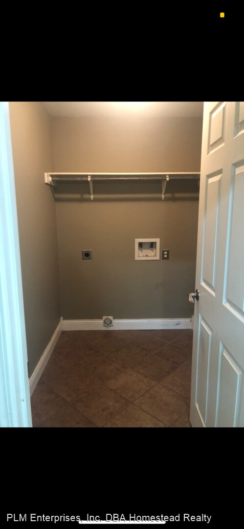 Building Photo - 5635 Shadowbend Cir N