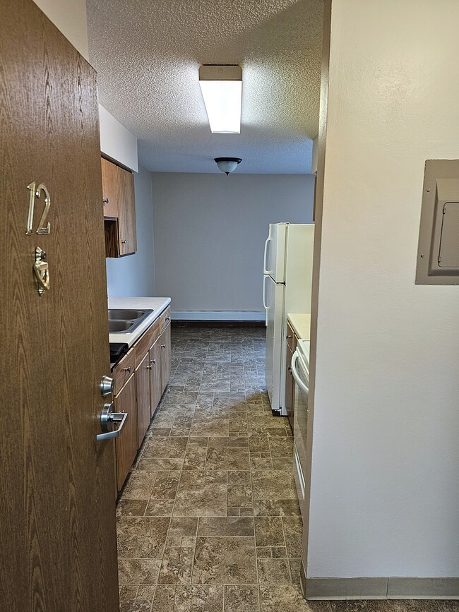 Kitchen and Entry - Castlewood Knolls Apartments