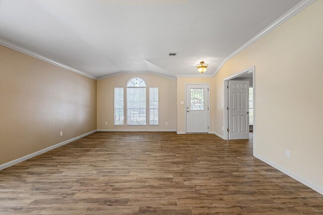 Building Photo - Charming Four-Bedroom Home in Prime Round ...