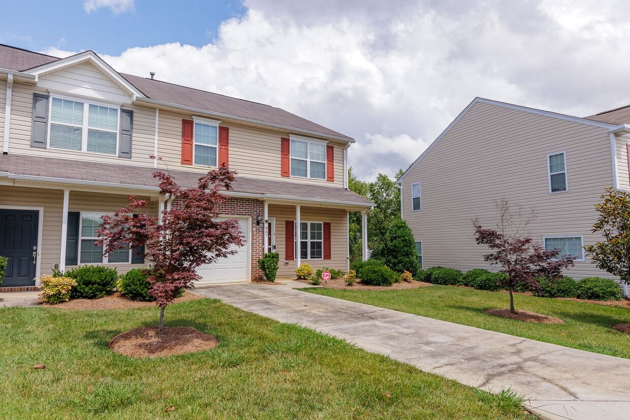 Foto principal - Spacious Townhome in Greensboro NC