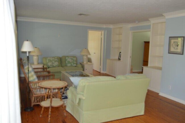Building Photo - 746 Azalea Ln