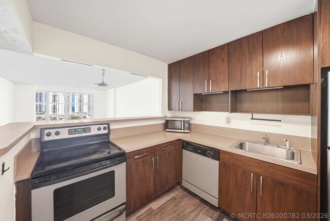 Building Photo - 1000 Parkview Dr