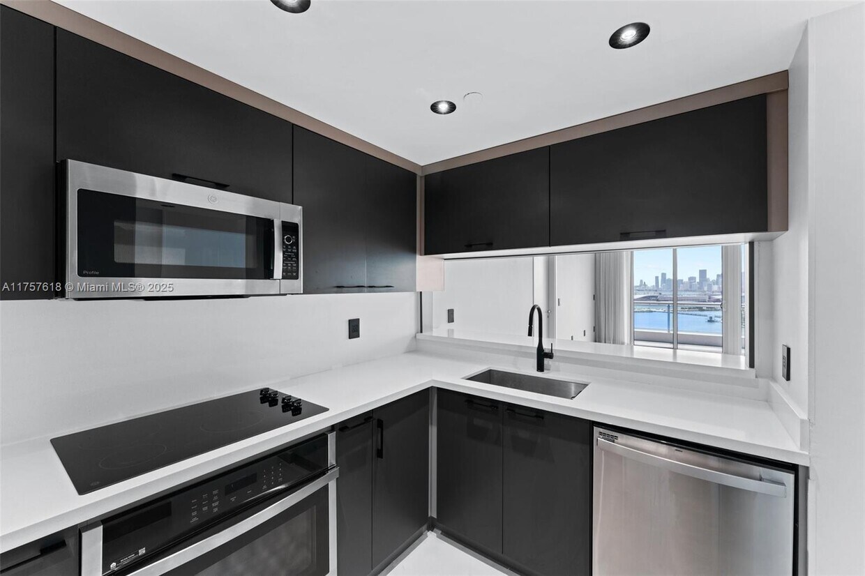 Primary Photo - 540 West Ave