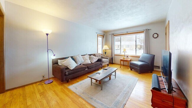 Foto del edificio - Home in north-central Ames - AVAILABLE NOW