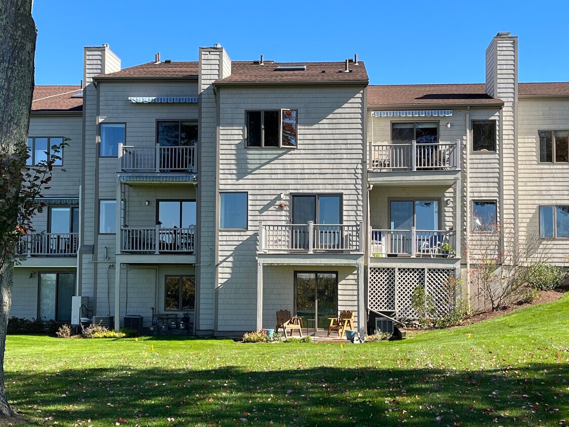 10 Seabreeze Ln Unit 10, Bristol, RI 02809 Condo for Rent in Bristol