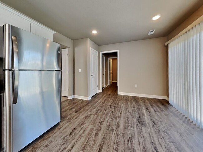 Building Photo - 201 SW Sunflower St