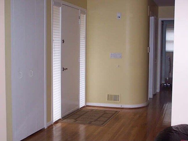 Entry hall - 33872 Yorkridge St