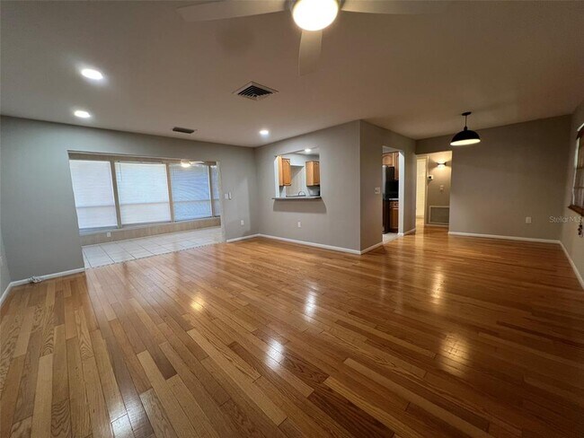 Foto del edificio - 417 Courbet Dr