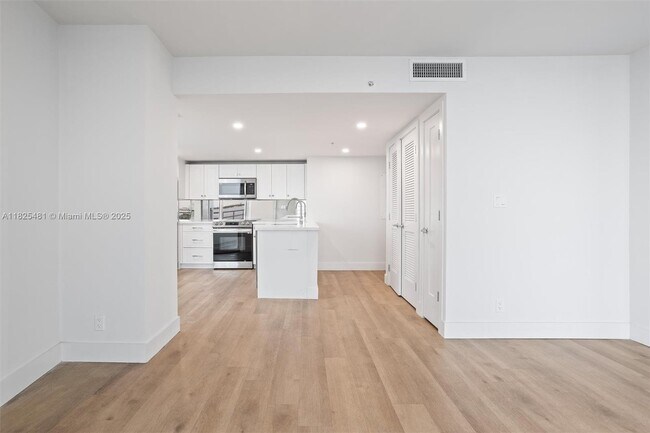 Foto del edificio - 555 NE 34th St